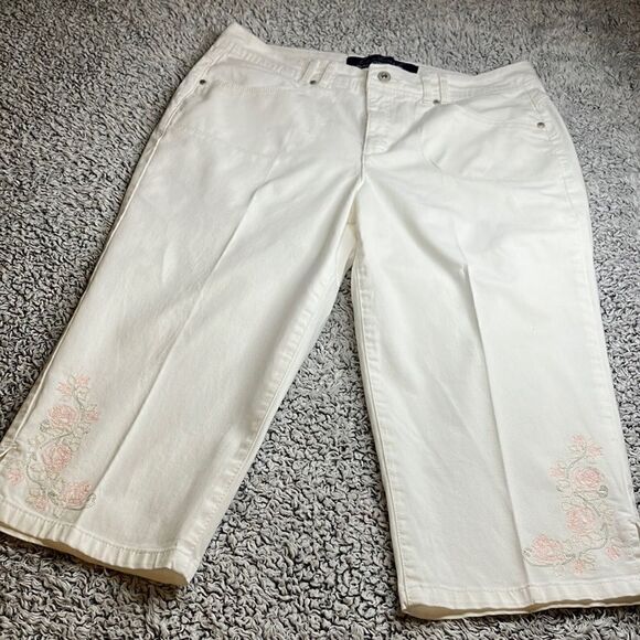 GLORIA VANDERBILT 12 “THE PERFECT FIT” Embroidered White Capri - Picture 1 of 12